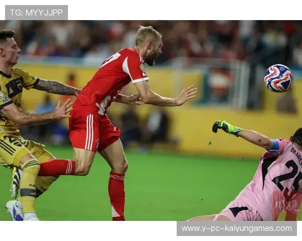 凯恩禁区前回撤串联进攻，拜仁攻势层层展开：一场战术美学的前瞻解码